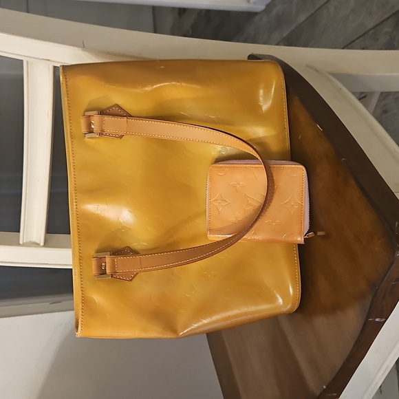 Louis Vuitton Tote Bag - Picture 1 of 16